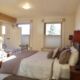 Colorado yoga retreat queen bed room